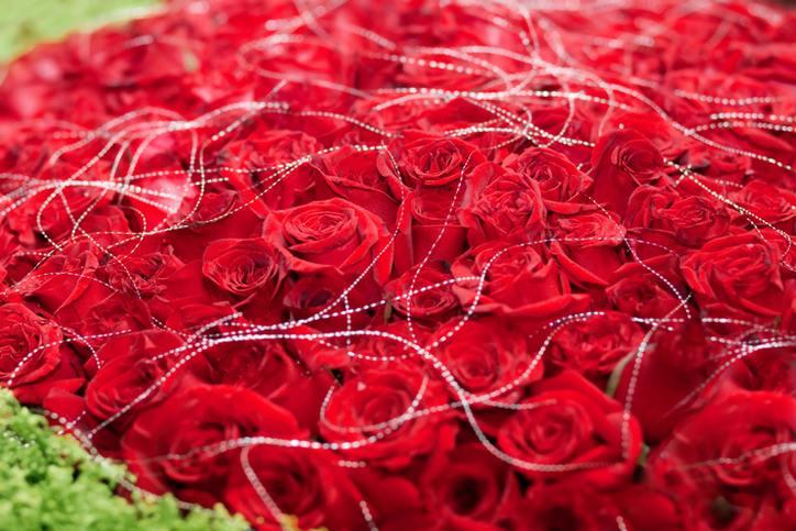 czerwone róże z ozdobami