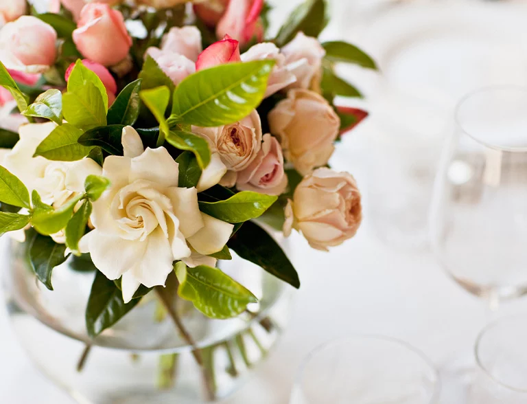 kwiaty w wazonie na stole
